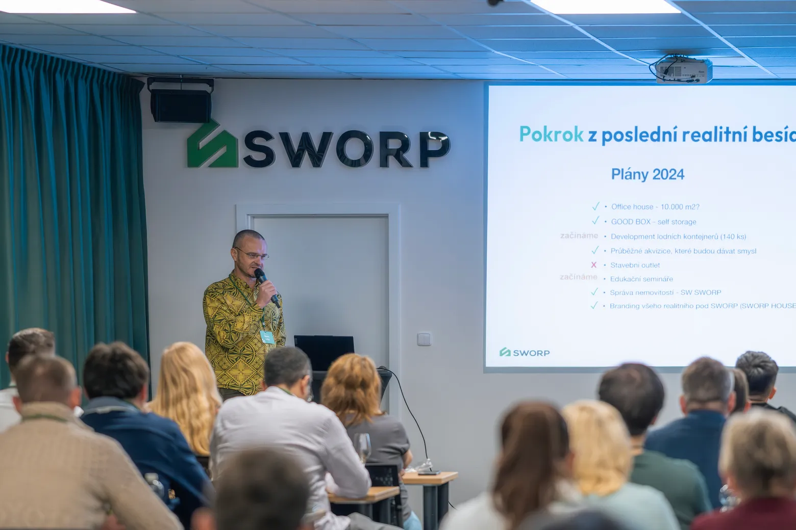Účastníci investiční besídky v prostoru SWORP Academy.